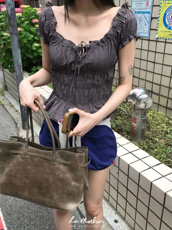 荷葉滾邊繞脖抓皺平口上衣